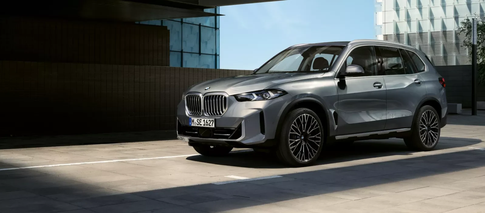 BMW X5 40i vs 50e: 전기 주행 77km 대신 줄어드는 트렁크 150L